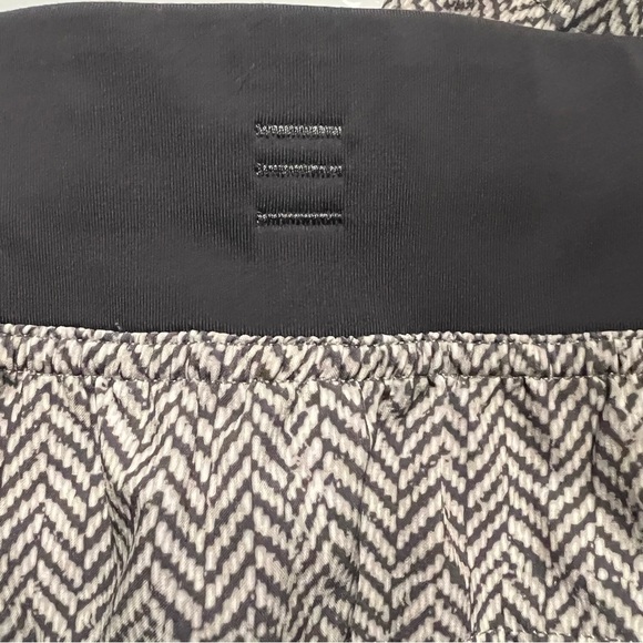 LULULEMON Mens Bowline 11” Unlined Shorts in Chevron Gray Size Small - Picture 4 of 5